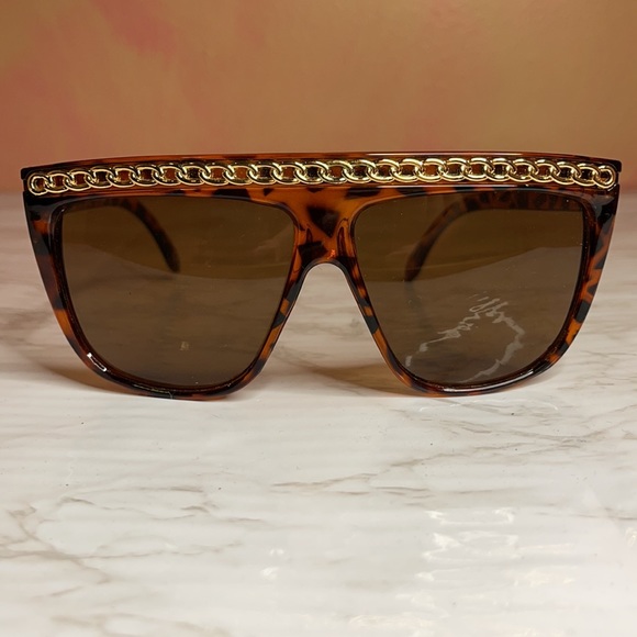 Oversized Tortoise Chained Sunglasses - Picture 4 of 14